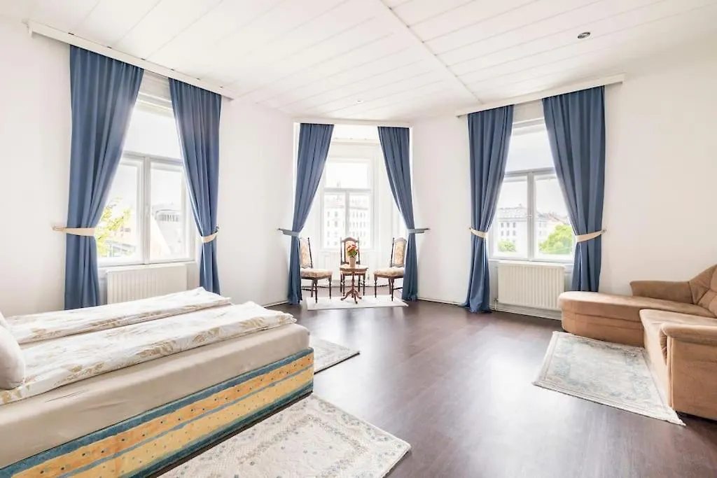 וינה Charming Spacious Apartment 0*,
